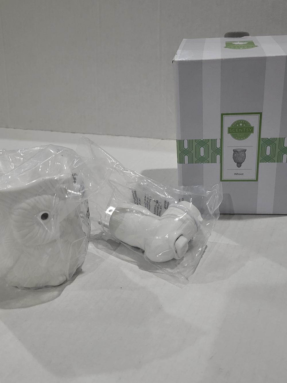 Scentsy White Ceramic Owl Warmer with Plug Accessory